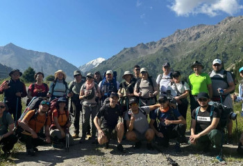 Зачем послы и мажилисмены поднялись на вершину Пика Каныша Сатпаева близ Алматы