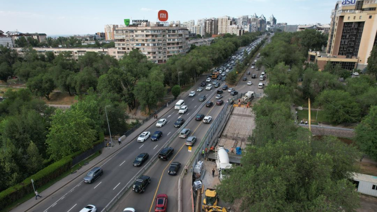 Ремонт проспектов Абая и Аль-Фараби в Алматы завершили на 60%