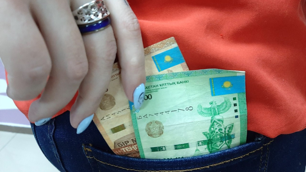 Расплачиваться мобильными переводами за товары и услуги запретили в Казахстане