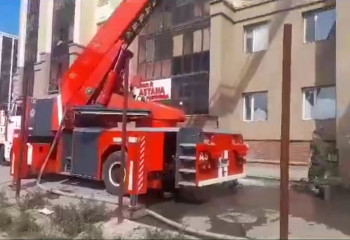Астанада өрт сөндірушілер жанып жатқан пәтерден адамды құтқарды