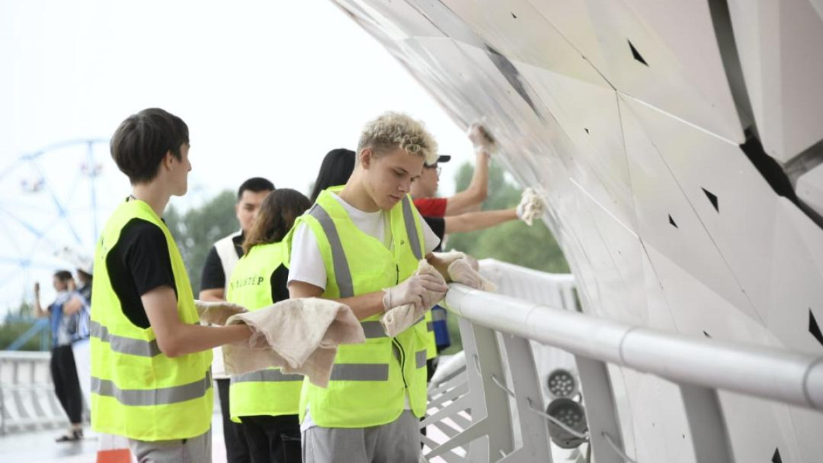 В Астане волонтеры очистили Атырауский мост от граффити