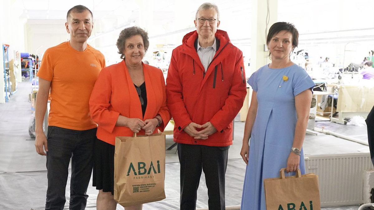 Посол США в Казахстане предпочитает одежду от казахстанского бренда ABAI - предприниматель
