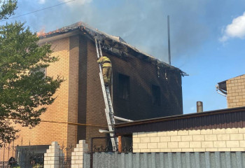 На правом берегу Астаны при пожаре загорелся коттедж