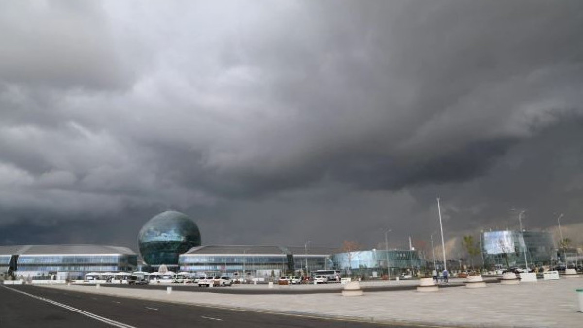 Штормовое предупреждение объявили в 15 регионах Казахстана из-за жары