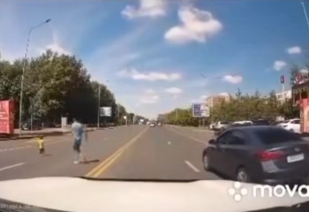 Ангелы не носят крылья: парень в Астане спас малыша на дороге, рискуя жизнью