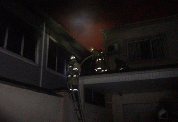 Склад с натяжными потолками загорелся в Шымкенте