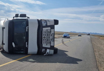 На трассе Алматы-Екатеринбург перевернулся грузовик