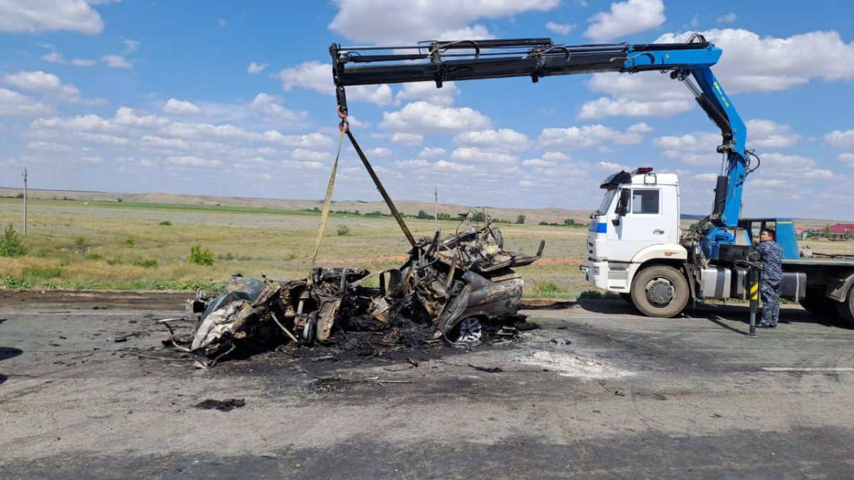 BMW столкнулась с Mercedes на трассе в Актюбинской области, три человека погибли на месте