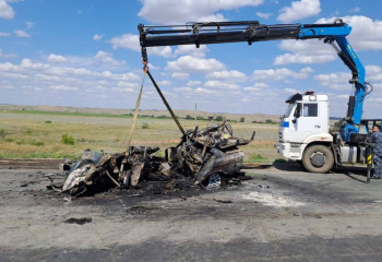 BMW столкнулась с Mercedes на трассе в Актюбинской области, три человека погибли на месте