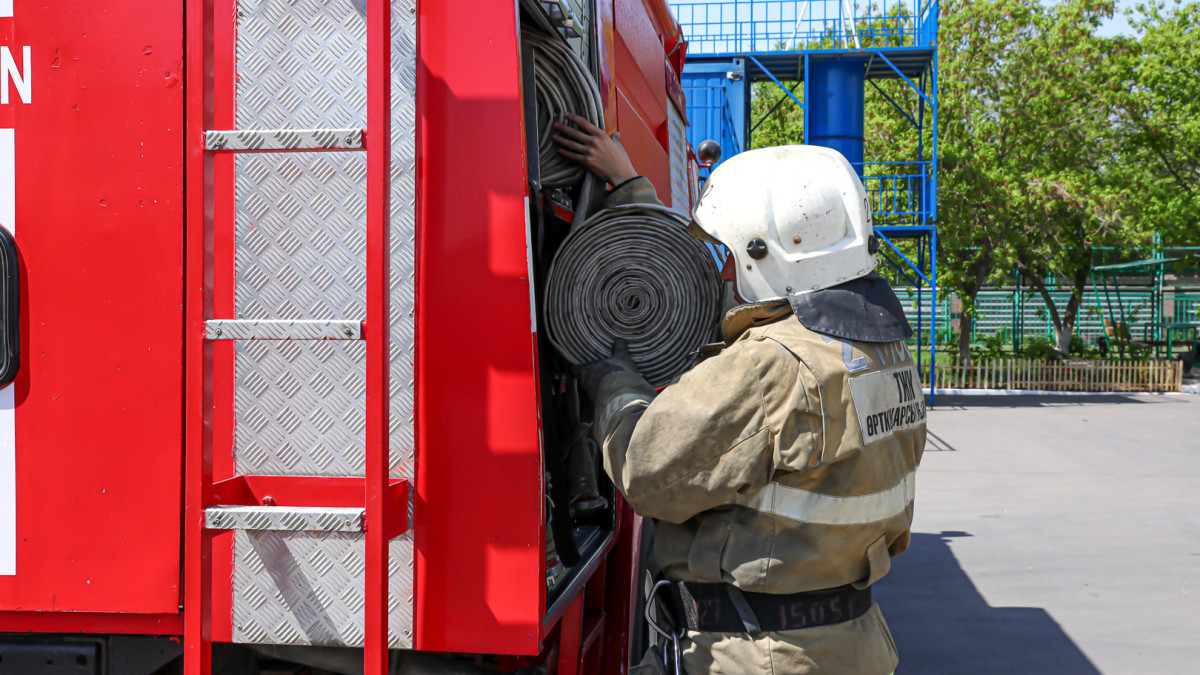 Пожар в Алматы: горит шахта лифта многоэтажки в микрорайоне в Аккент