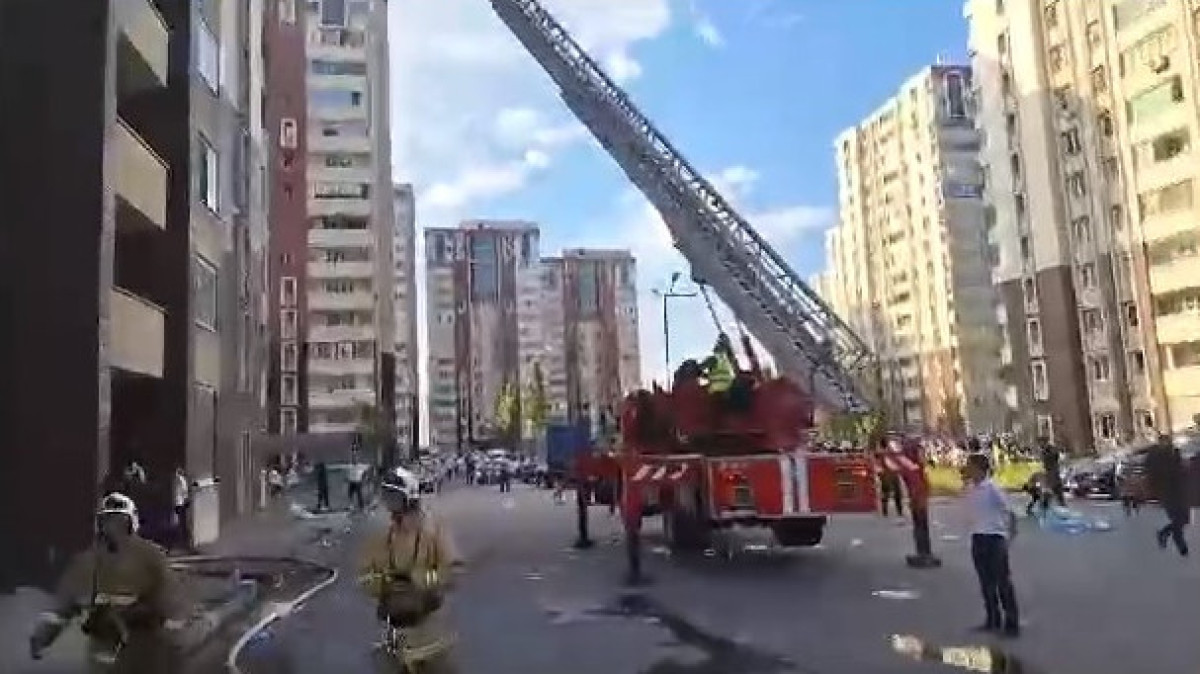 В МЧС показали, как эвакуируют почти 300 человек из горящего дома в Алматы