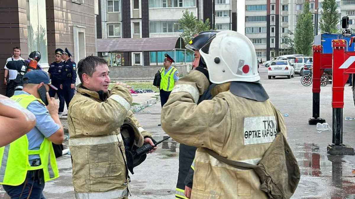 Оперативный штаб создали в Алматы после пожара в микрорайоне Аккент