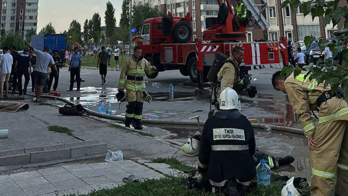 Пожар в Алматы: женщина выпрыгнула в окно, спасаясь от огня и погибла
