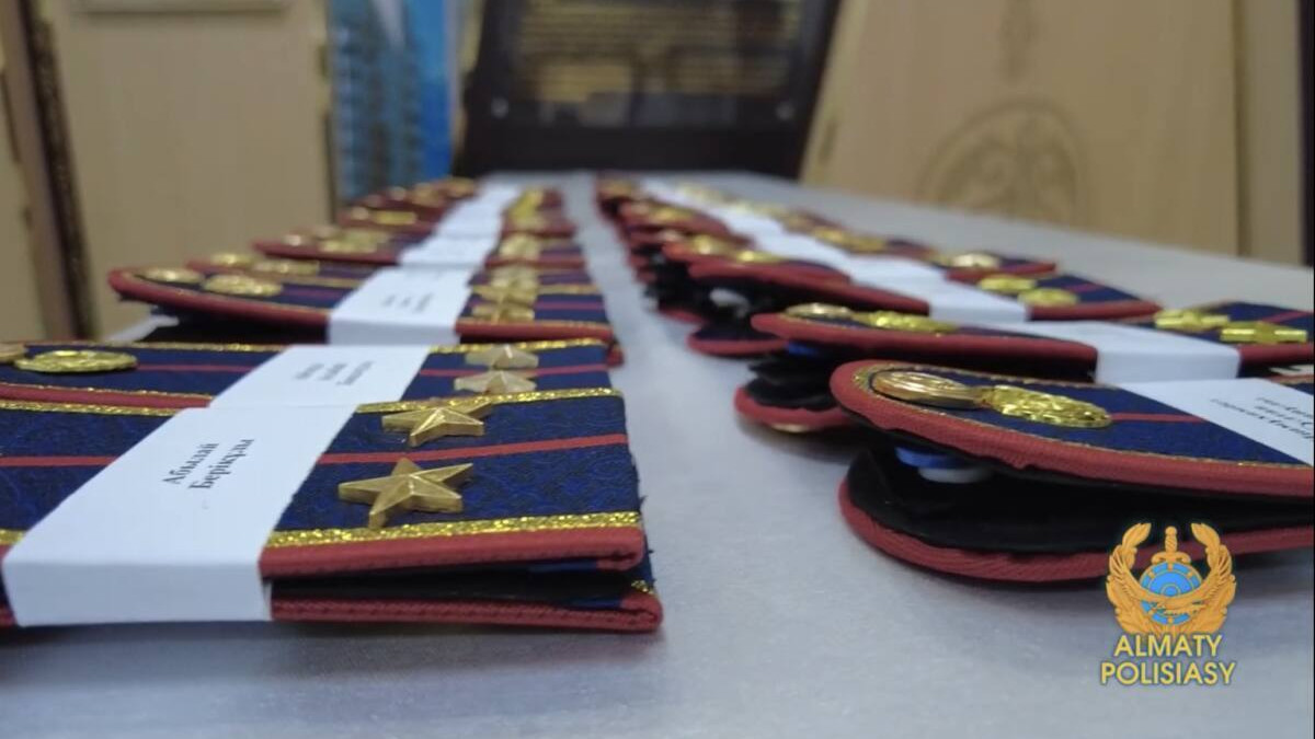 В Алматы полицейским вручили первые офицерские погоны