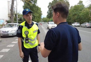 Алматыда полицейлер самокат жүргізушілеріне түсіндіру жұмыстарын жүргізіп жатыр