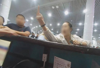 Опоздавшая на рейс самолета казахстанка ругалась матом и напала на сотрудницу авиакомпании