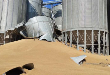 Молния разорвала на части зернохранилище в Костанайской области