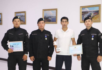 БҚО-да қарияны өлім аузынан құтқарған азамат марапатталды