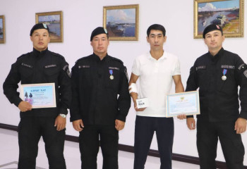 Жителя Уральска и полицейских наградили за спасение пожилого мужчины