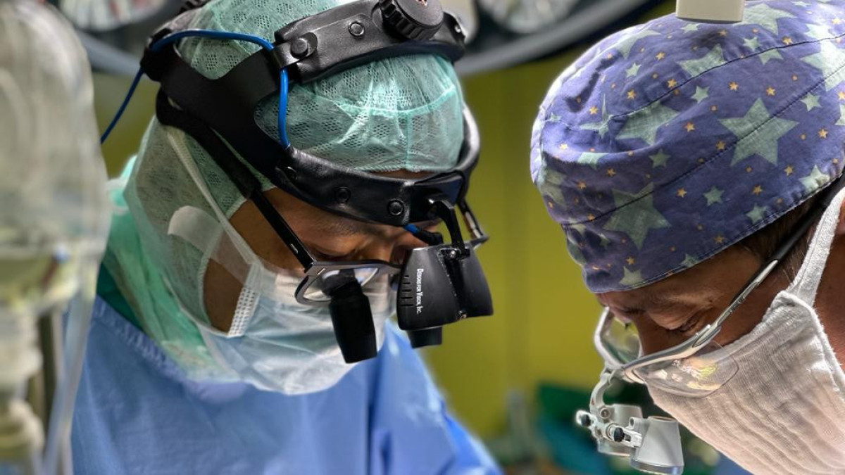 В Алматы итальянские кардиохирурги провели операции на сердце 11 детям