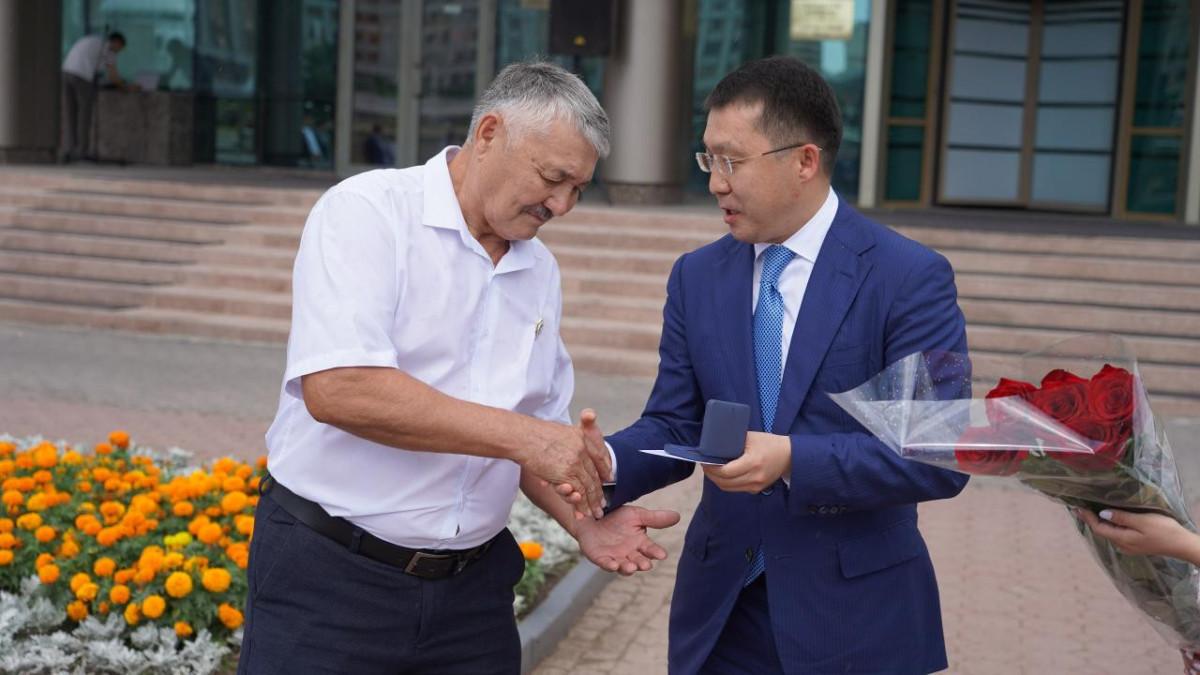 Казахстанских транспортников наградили в честь профессионального праздника
