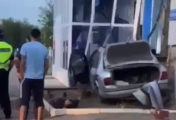 Угнал авто и на скорости влетел в магазин: пьяного акмолинца задержали полицейские