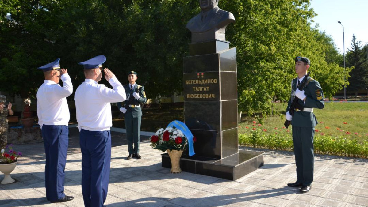 Военнослужащие почтили память Талгата Бегельдинова