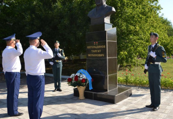 Военнослужащие почтили память Талгата Бегельдинова