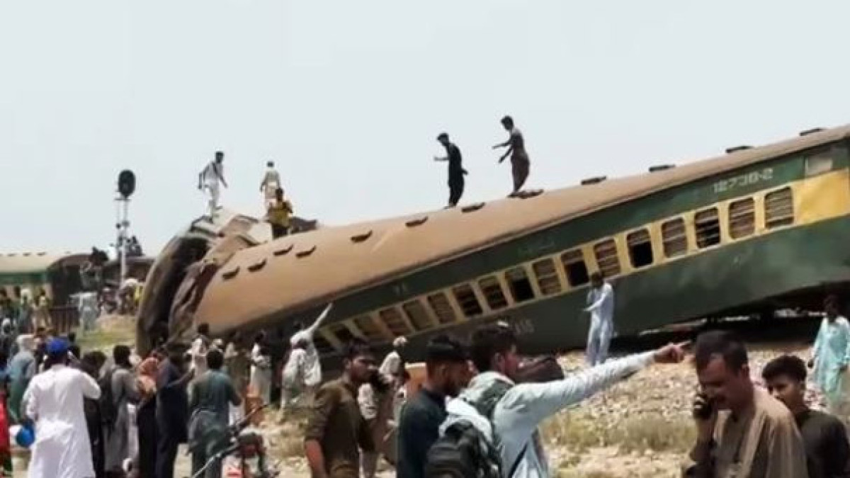 Не менее 30 человек погибли при сходе поезда с рельсов в Пакистане