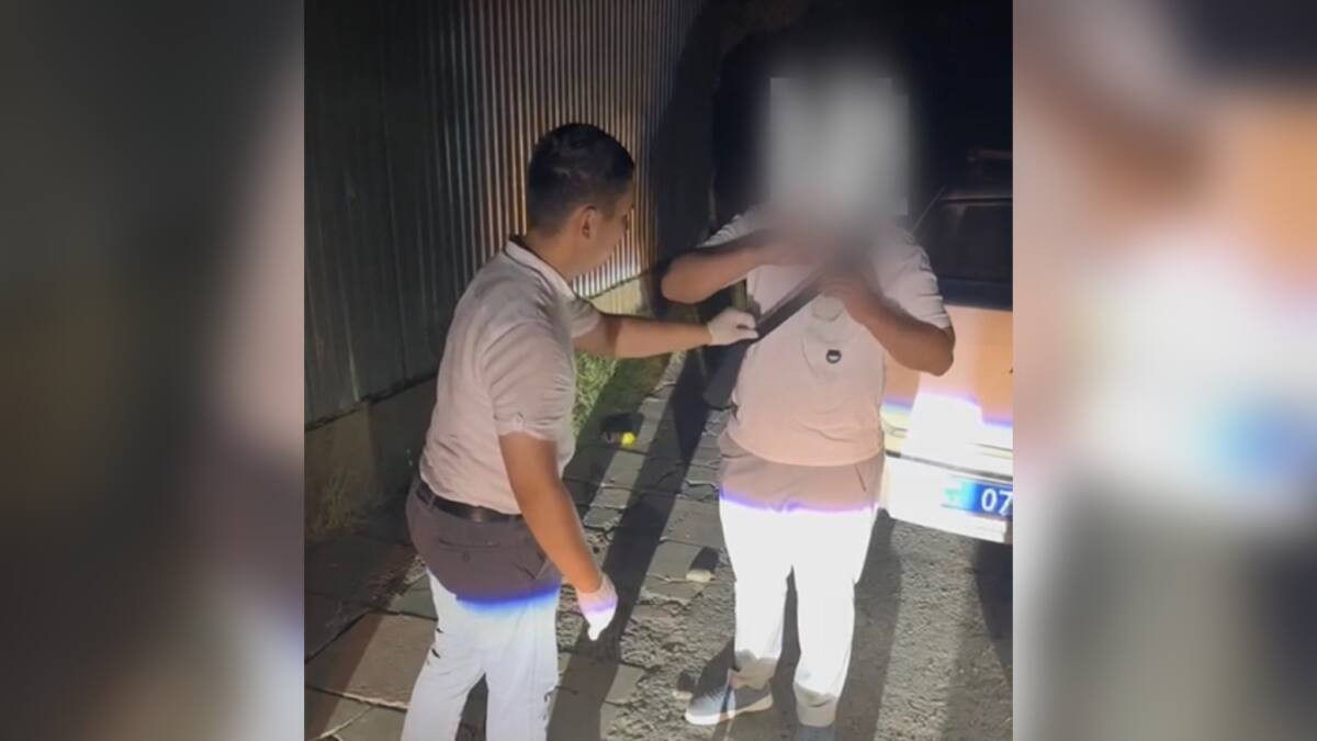 Ночного кладмена на самокате задержала полиция в Шымкенте