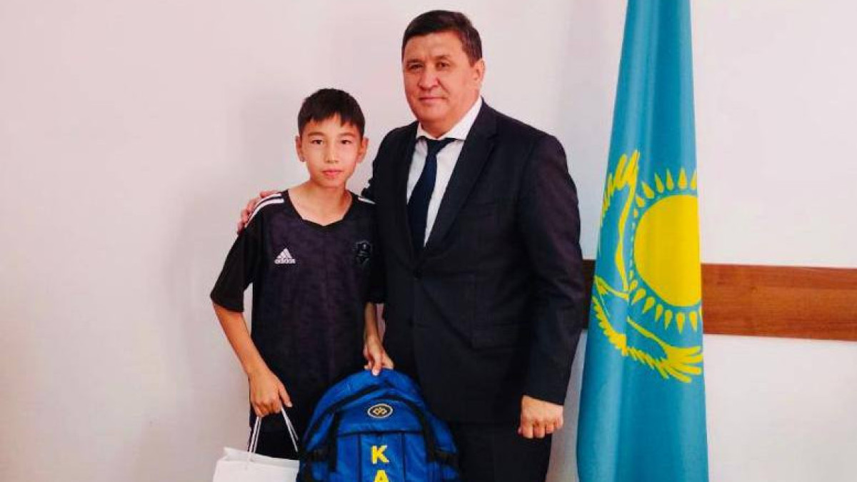 Министр культуры Асхат Оралов написал письмо школьнику, убиравшему трибуны после матча в Уральске