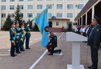 Министр по ЧС Казахстана Сырым Шарипханов торжественно попрощался с Боевым Знаменем