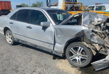 Иномарка влетела в КамАЗ в ВКО: три человека в больнице