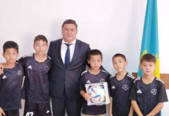 Матчтан кейін трибуналардағы қоқысты жинаған оралдық оқушы марапатталды