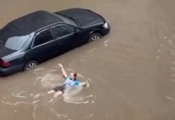 Алматыны су басты: тұрғынның көшеде жүзіп жүрген видеосы тарады
