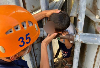 Шестилетний ребенок застрял в металлическом заборе в ЗКО