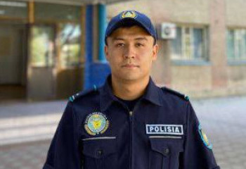 Видео с полицейским, который помог маленькой девочке найти маму, растрогало Казнет