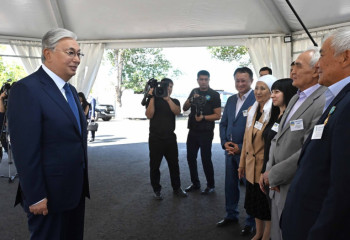 Токаев пообещал многодетной маме из Экибастуза построить городской дом творчества