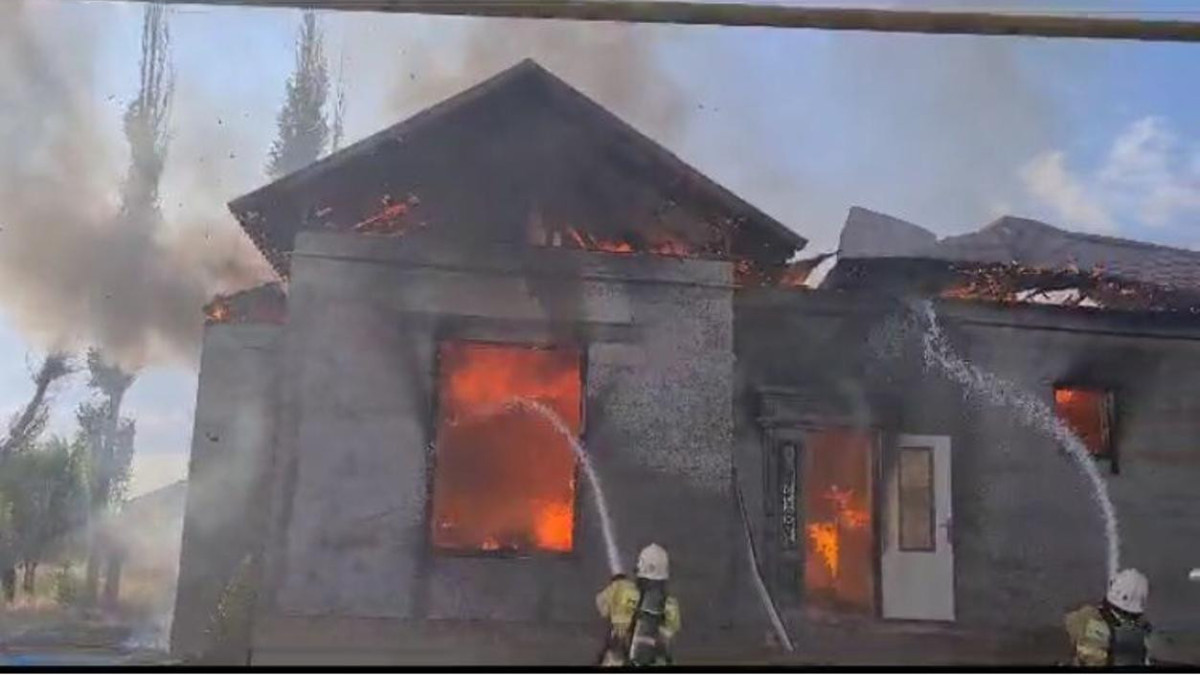 Пожар охватил частный дом в Шымкенте