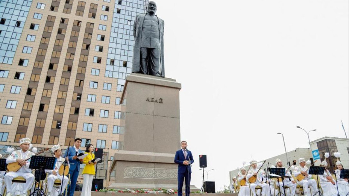 Абай күні: елордада ақынның ескерткішіне гүл шоқтарын қою рәсімі өтті