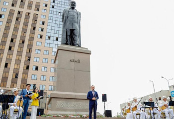 Абай күні: елордада ақынның ескерткішіне гүл шоқтарын қою рәсімі өтті