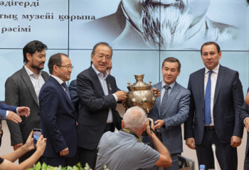 Абай шай ішкен самаурын Ұлттық музейге табысталды