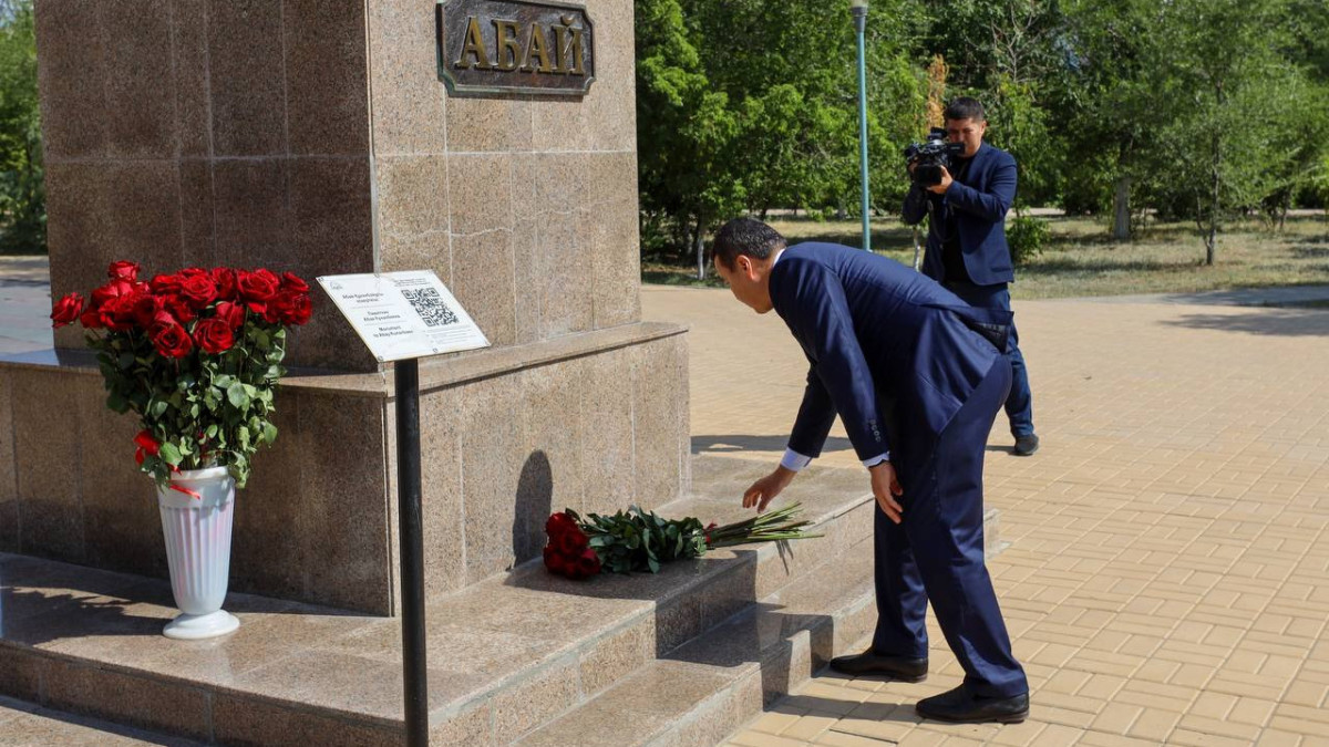 Алихан Смаилов возложил цветы к памятнику Абаю Кунанбаеву в Актобе