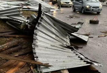 Қарағандыны су басып, мектеп-интернаттың шатыры көкке ұшты