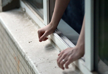 Алматы облысында әйел перзентхананың үшінші қабатынан секіріп кеткен