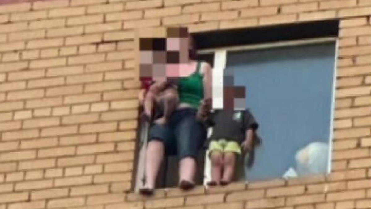 Женщина взяла детей и хотела с ними спрыгнуть с 9-го этажа в Астане