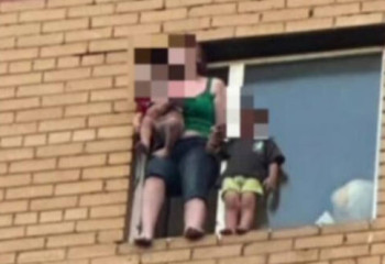 Женщина взяла детей и хотела с ними спрыгнуть с 9-го этажа в Астане