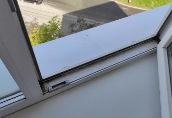 4-летняя девочка выпала из окна 5-го этажа и погибла в Павлодаре