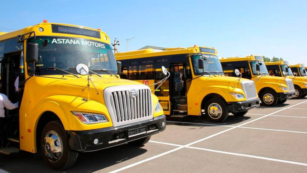 Более 400 автобусов передали сельским школам Казахстана
