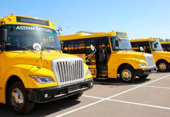 Более 400 автобусов передали сельским школам Казахстана
